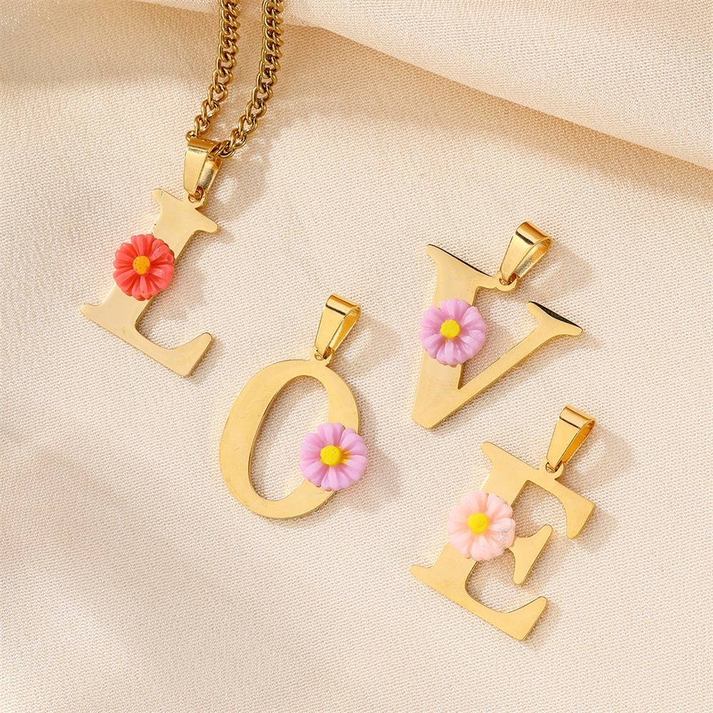 Initial Letter Necklace 18K Gold - สร้อยคอจี้ตัวอักษรเดซี่แบบกำหนดเอง ชุบทอง 18K สแตนเลสสตีล ลายดอกไม้ ของขวัญฤดูร้อนสำหรับผู้หญิง