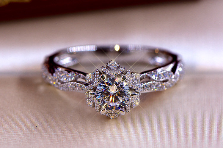 Moissanite Engagement Ring 1 Carat - แหวนเงินแท้ S925 ลายดอกไม้กลวง ประดับเพชรเซอร์คอน 1 กะรัต