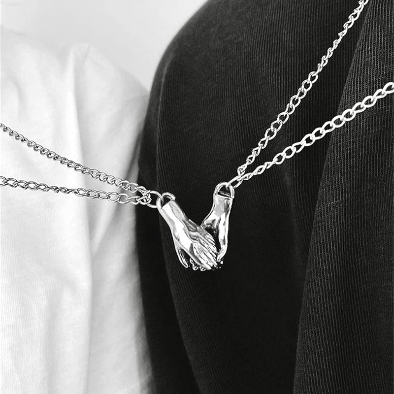 Magnetic Couple Matching Necklaces - สร้อยคอคู่รักแบบแม่เหล็ก 2 ชิ้น/ชุด สีเงิน จี้รูปมือจับกัน สร้อยคอแบบโซ่
