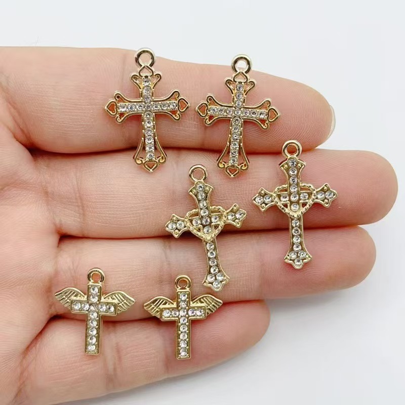 Cross Pendant Necklace Gold - จี้รูปกางเขนประดับเพชร 10 ชิ้น ทำจากโลหะผสมสีทอง พร้อมปีกแห่งความรักและเพชรน้ำ สำหรับทำสร้อยข้อมือ