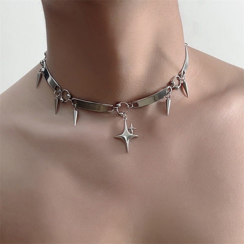 Goth Punk Spike Choker - สร้อยคอช็อคเกอร์สไตล์พังก์ฮิปฮอป ทำจากสแตนเลส ประดับดาวและหมุด ดีไซน์โกธิค พร้อมจี้รูปกากบาทและดาว สำหรับผู้หญิง