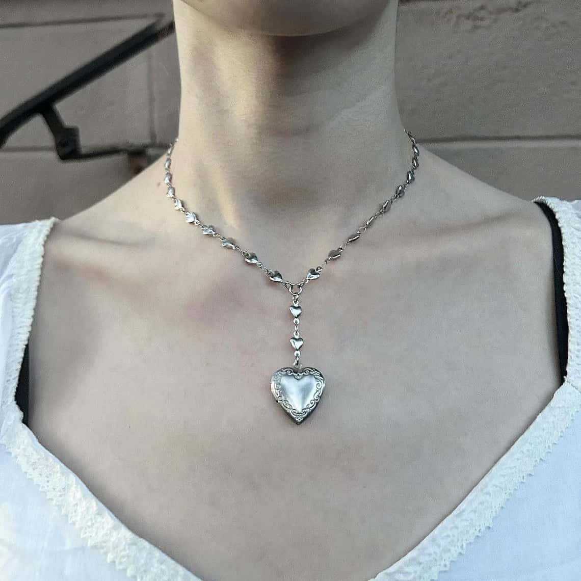 Heart Locket Necklace Photo - สร้อยคอโรซารีลาเรียตพร้อมจี้ล็อกเก็ตรูปหัวใจ • เครื่องประดับชุบเงินสไตล์วินเทจที่สวยงาม