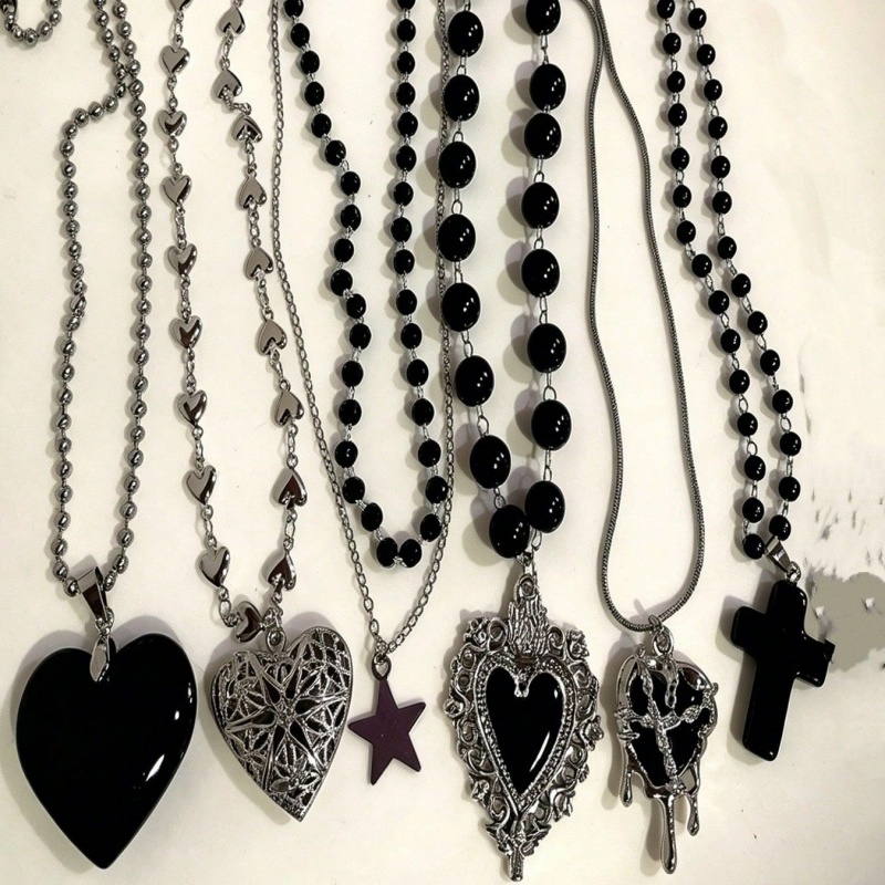 Layered Pendant Necklace Aesthetic - ชุดสร้อยคอแบบเลเยอร์สไตล์กอธิค 6 ชิ้น สีดำ พร้อมจี้รูปดาวกลวง หัวใจศักดิ์สิทธิ์