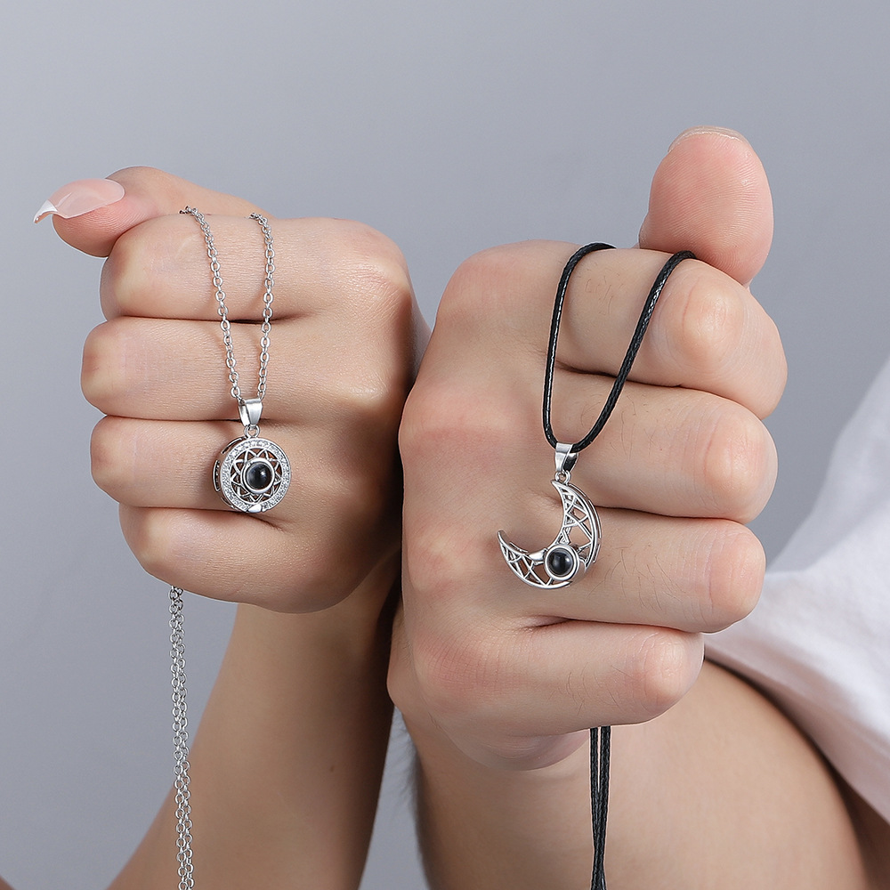 Magnetic Couple Matching Necklaces - สร้อยคอคู่แม่เหล็ก 2 ชิ้น ฉายภาพ 100 ภาษา