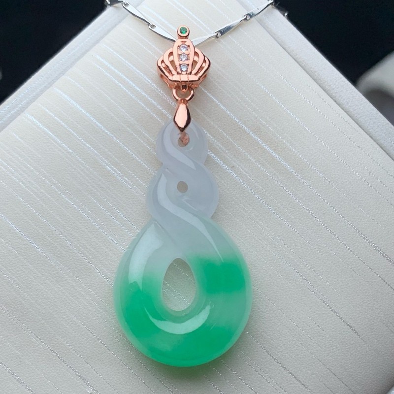 Necklaces - สร้อยคอจี้หยกน้ำแข็งประดับมรกตลอย, สีมรกตจากเหมืองเก่า, เปลี่ยนลุคของคุณให้โดดเด่น