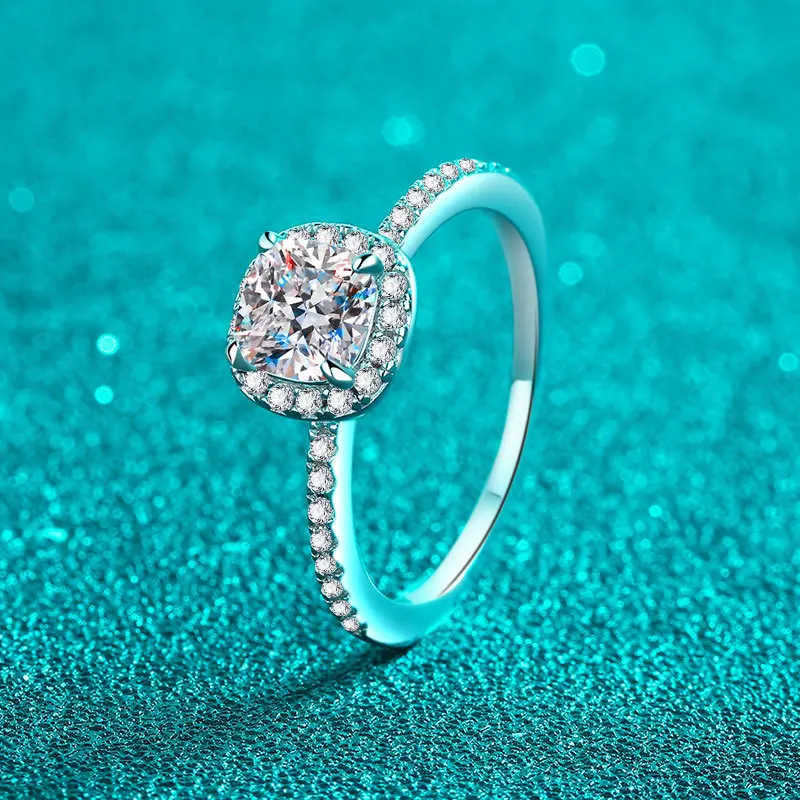 Moissanite Engagement Ring 1 Carat - แหวนเงินแท้ S925 ประดับโมอิสซาไนต์สำหรับผู้หญิง ดีไซน์คลาสสิกทรงสี่เหลี่ยมจตุรัส น้ำหนัก 1