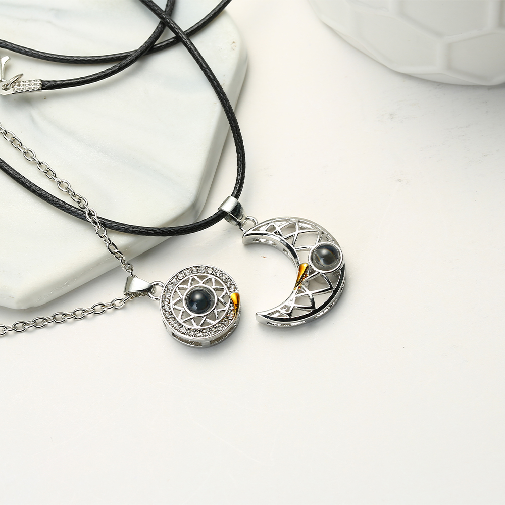 แฟชั่นคู่สร้อยคอดวงอาทิตย์ดวงจ - Magnetic Couple Matching Necklaces บทวิจารณ์และราคา