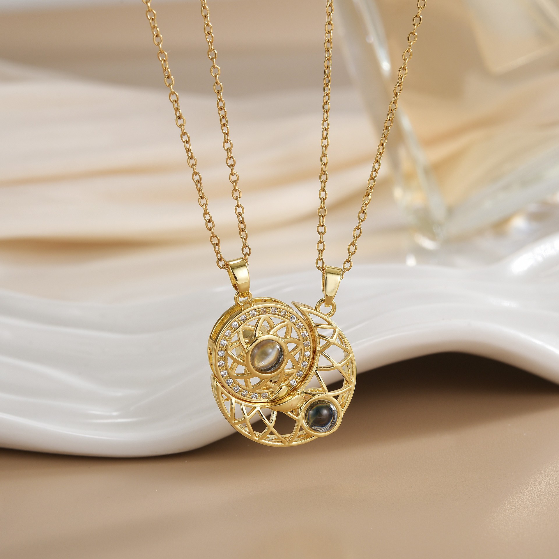 คู่สร้อยคอแม่เหล็ก Sun และ Moo - Magnetic Couple Matching Necklaces บทวิจารณ์และราคา