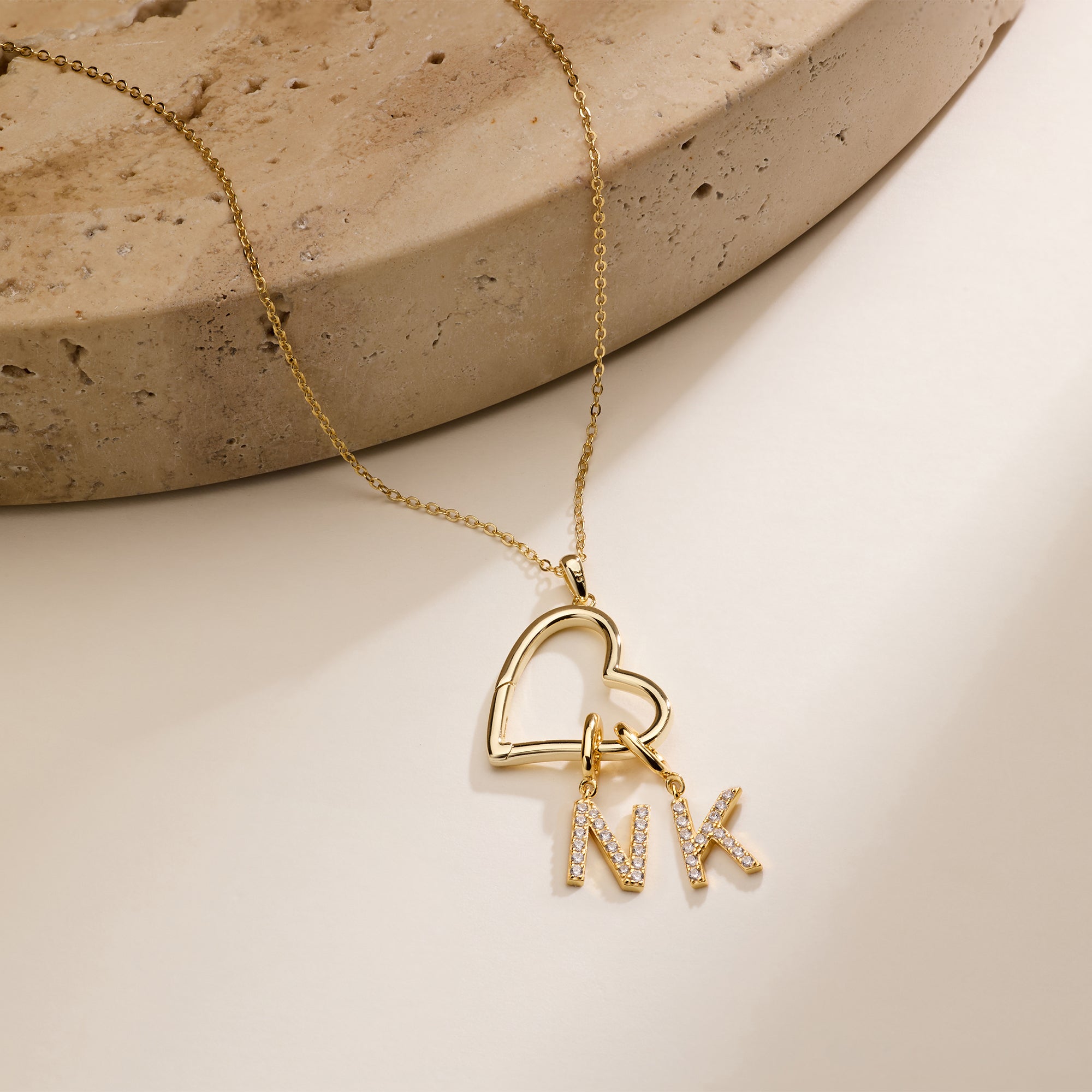 สร้อยคอหัวใจเปิดแบบกำหนดเองได้ - Initial Letter Necklace 18K Gold บทวิจารณ์และราคา