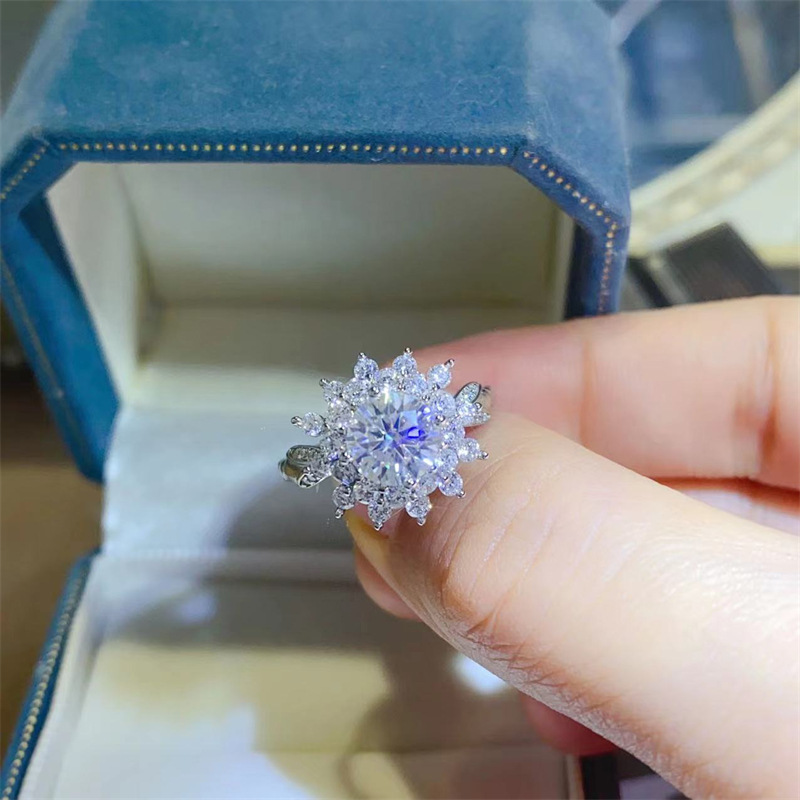 แหวนเพชรโมอิสซาไนต์ทองคำขาว PT - Moissanite Engagement Ring 1 Carat บทวิจารณ์และราคา
