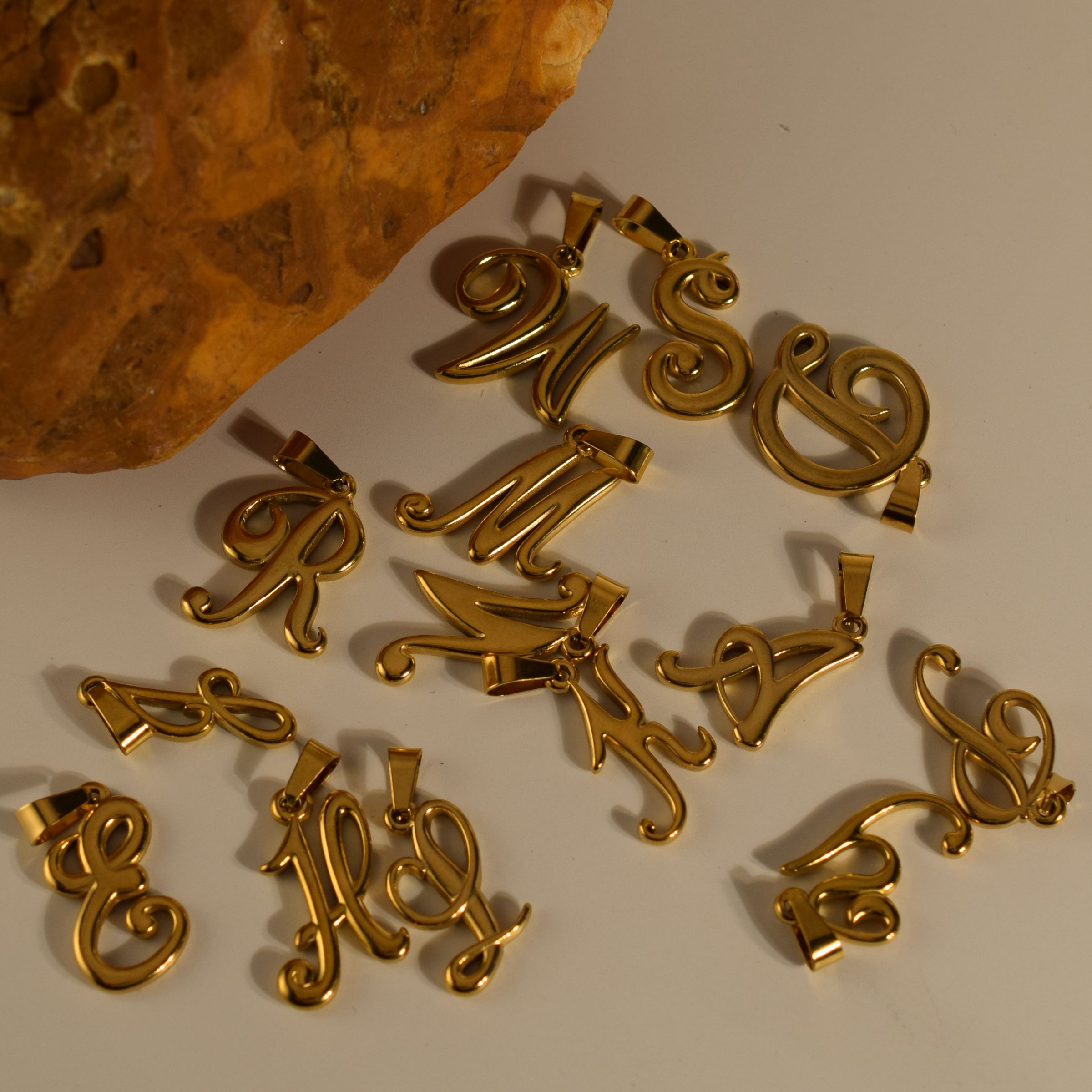 สร้อยคอจี้ตัวอักษรวินเทจสแตนเล - Initial Letter Necklace 18K Gold บทวิจารณ์และราคา