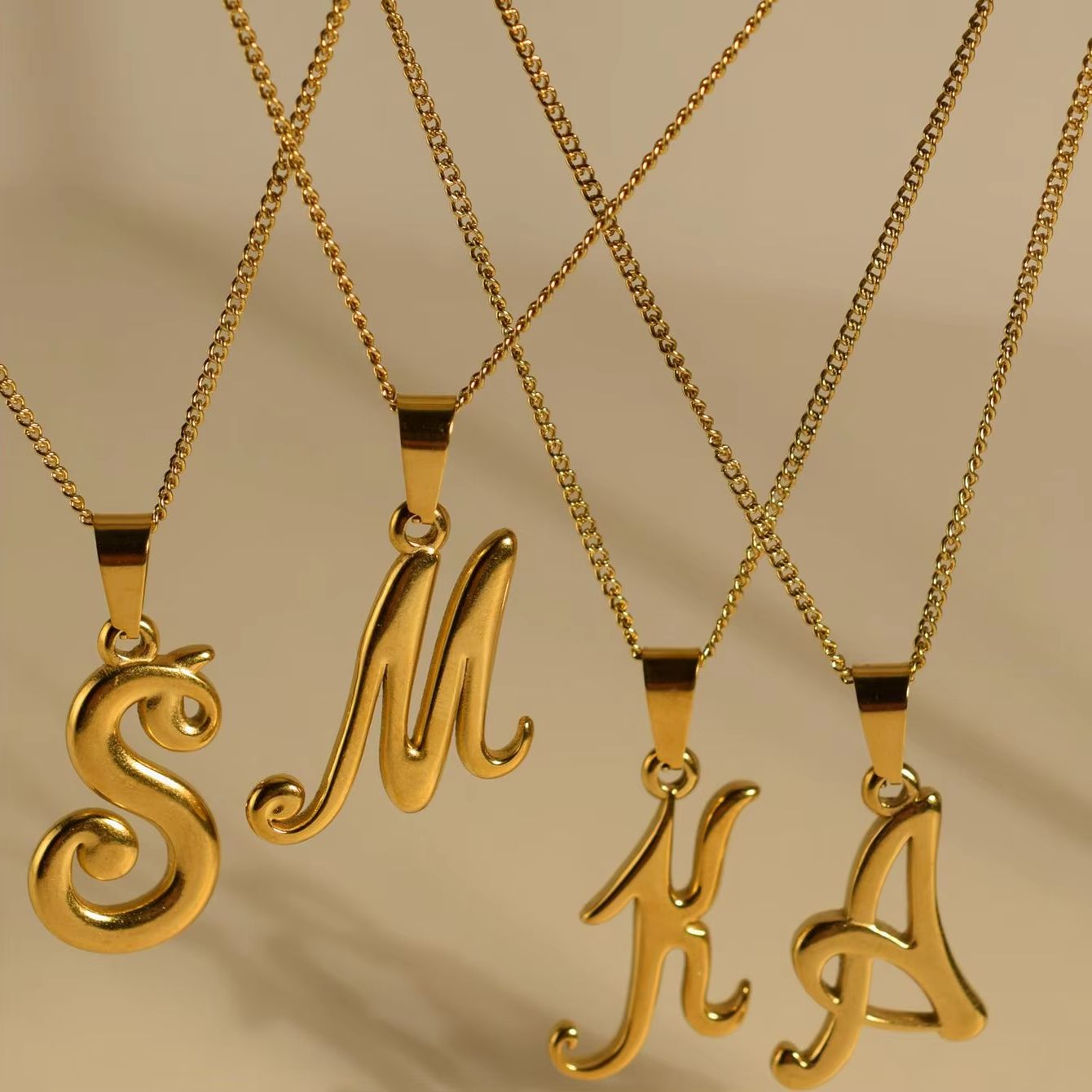 สร้อยคอจี้ตัวอักษรวินเทจสแตนเล - Initial Letter Necklace 18K Gold บทวิจารณ์และราคา