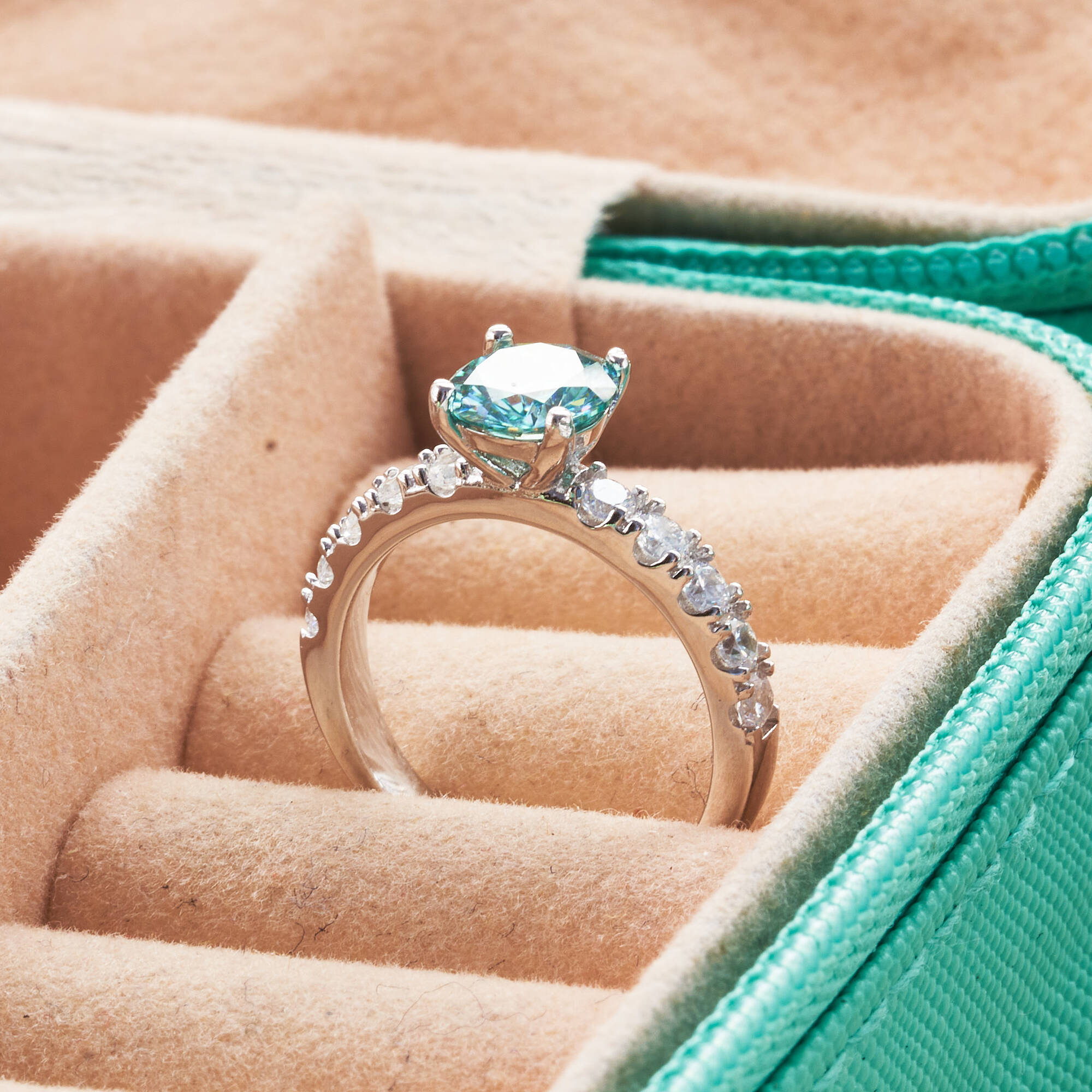 แหวนมอยซาไนต์สีน้ำเงิน 1 กะรัต - Moissanite Engagement Ring 1 Carat บทวิจารณ์และราคา
