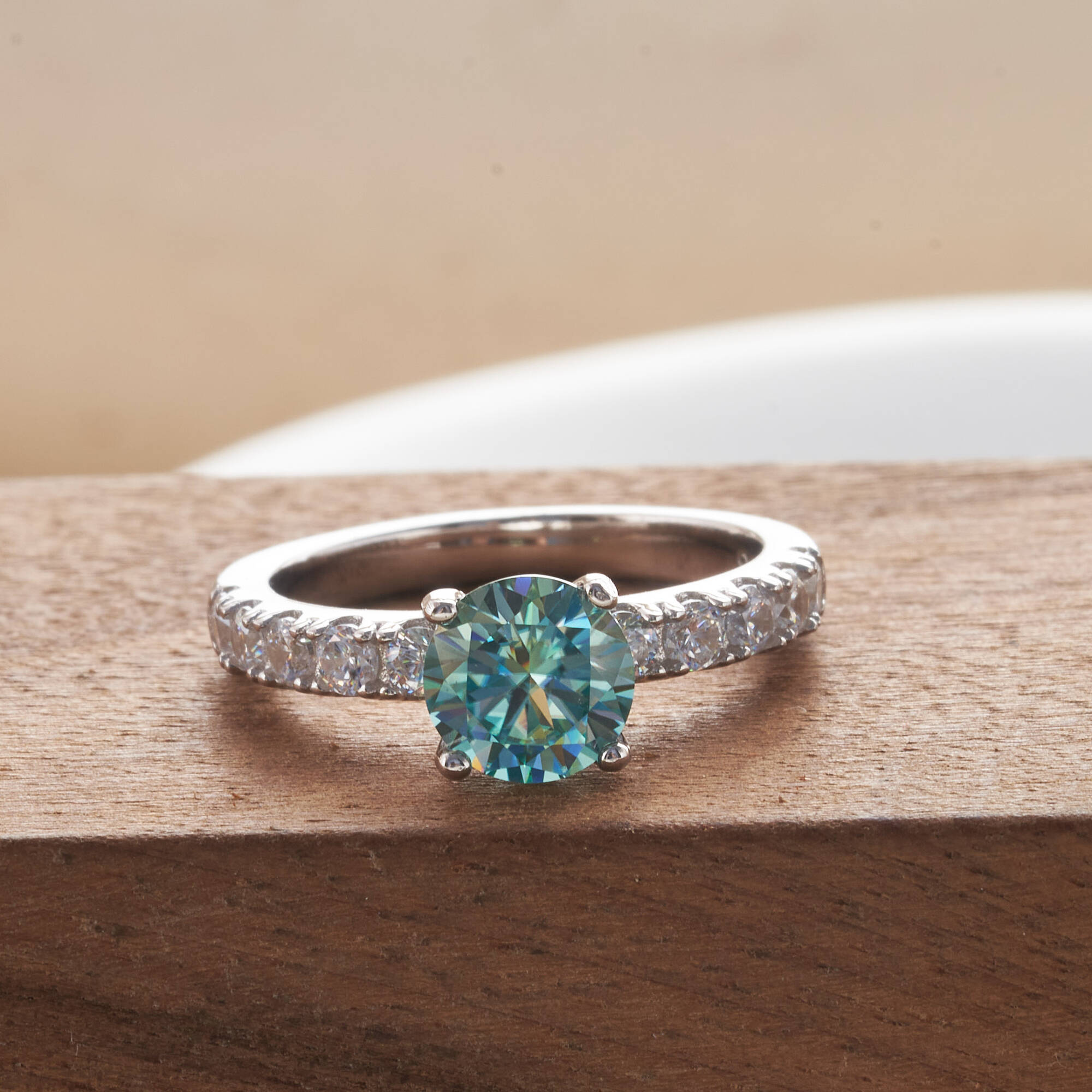 แหวนมอยซาไนต์สีน้ำเงิน 1 กะรัต - Moissanite Engagement Ring 1 Carat บทวิจารณ์และราคา