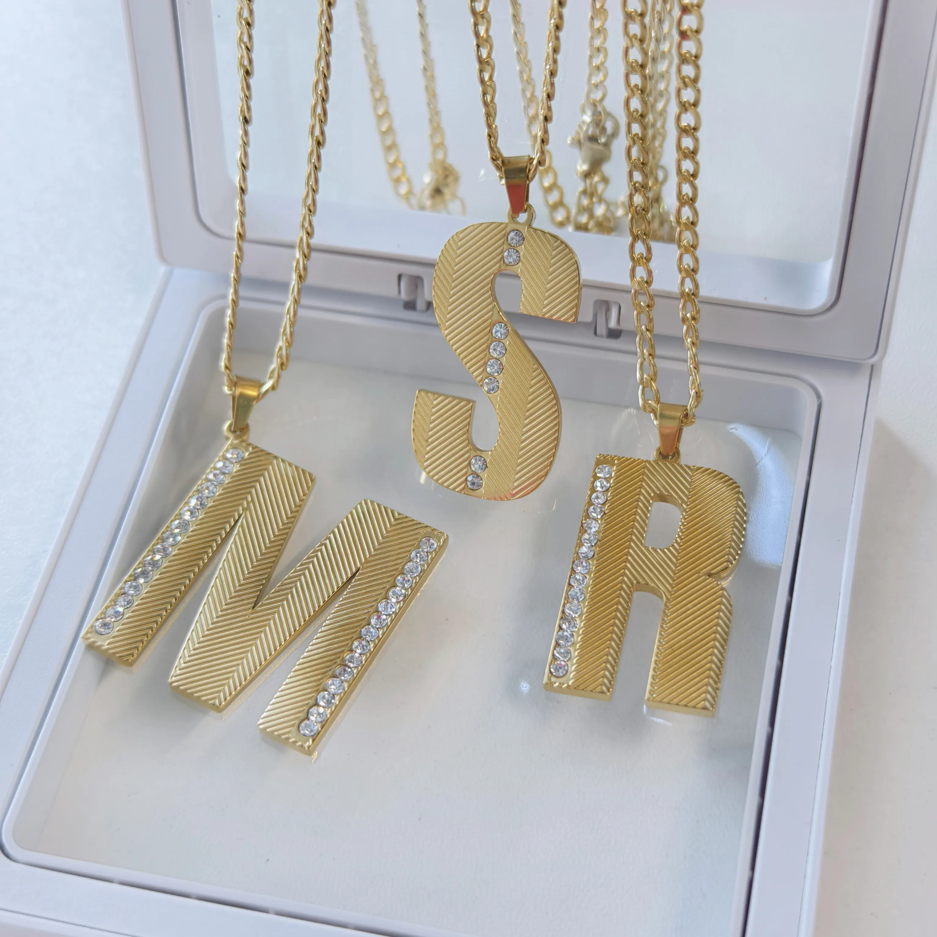 สร้อยคอแบบมินิมอลประดับเพชรพร้ - Initial Letter Necklace 18K Gold บทวิจารณ์และราคา