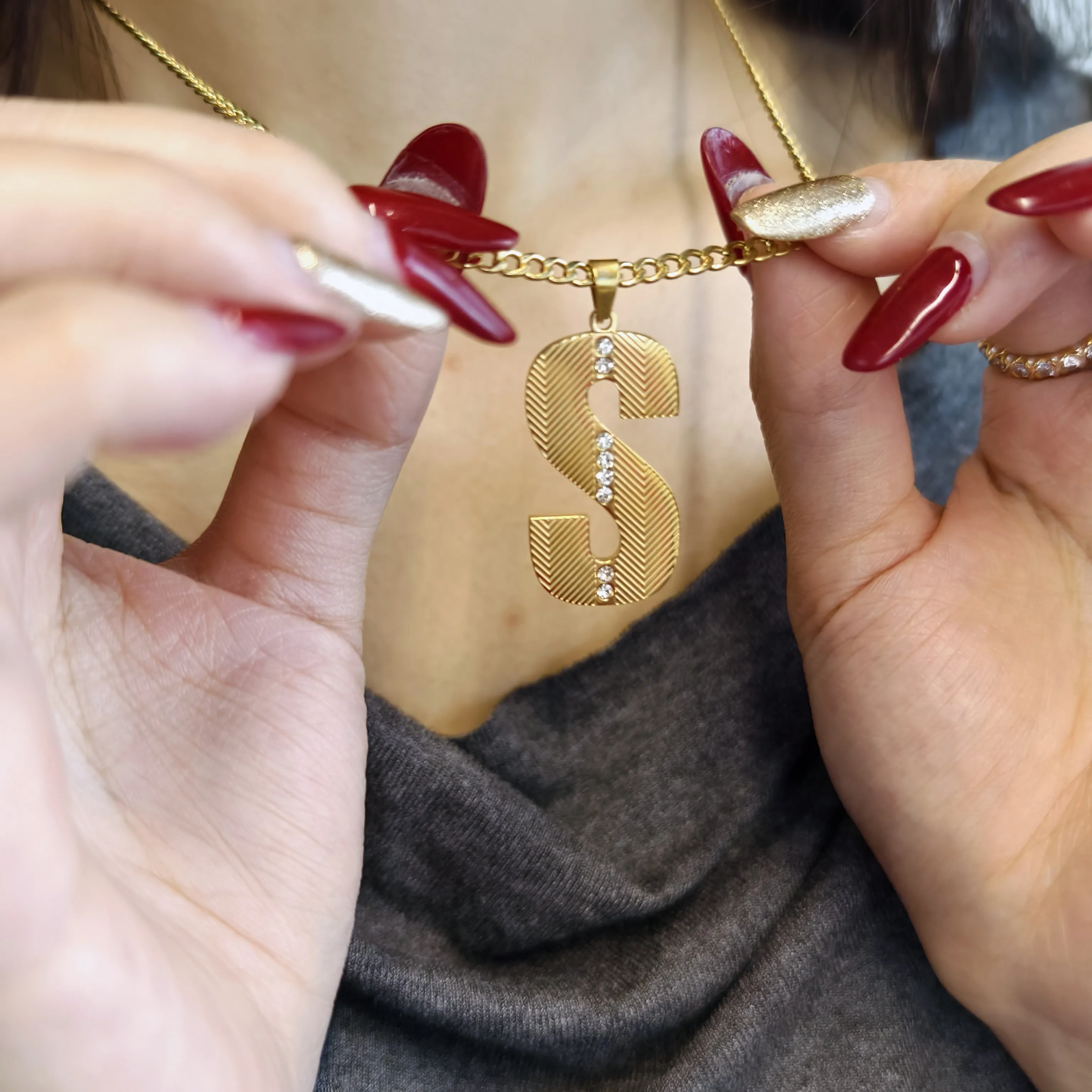 สร้อยคอแบบมินิมอลประดับเพชรพร้ - Initial Letter Necklace 18K Gold บทวิจารณ์และราคา